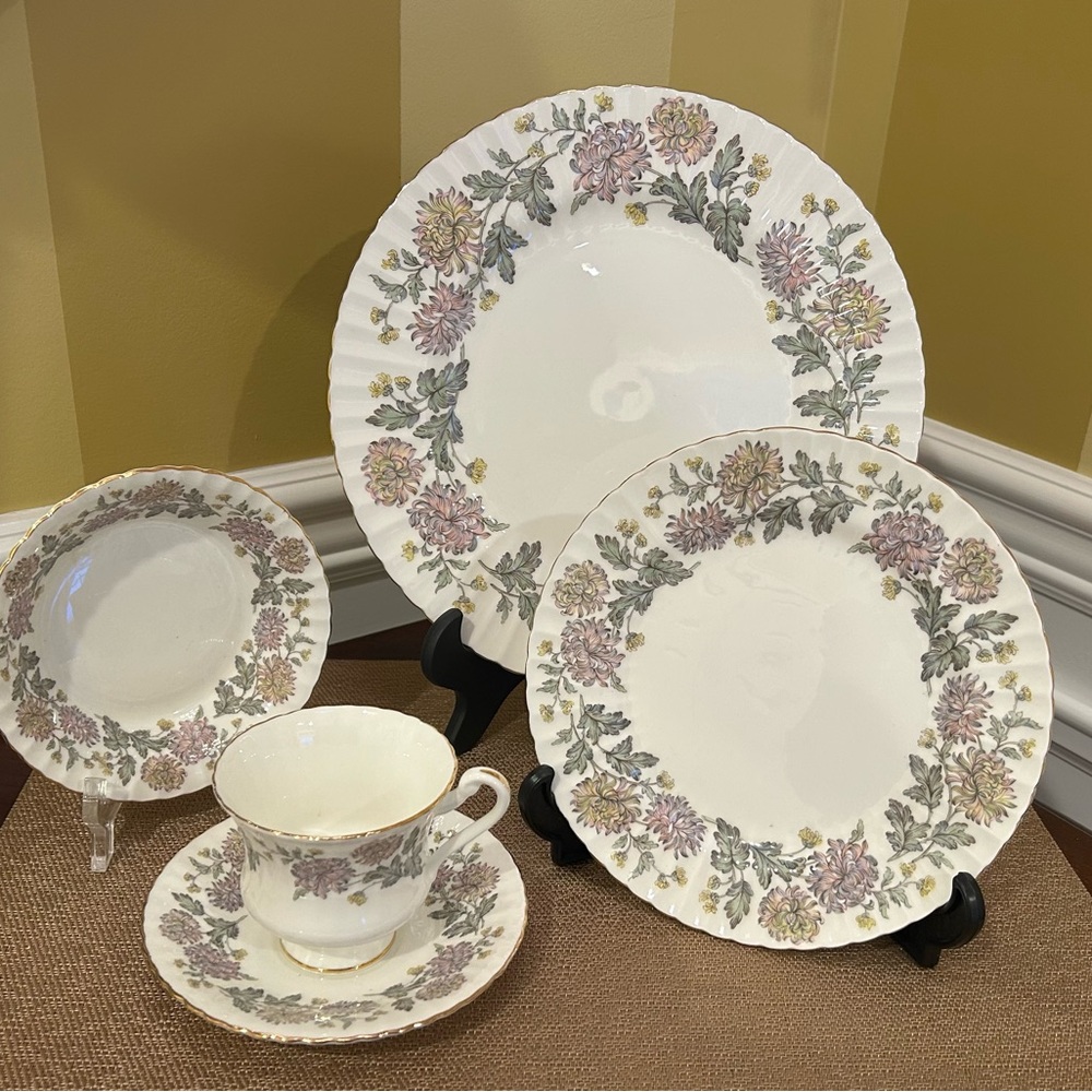 Roslyn Fine Bone China with Pink and Yellow Chrysanthemums 5-piece place setting
